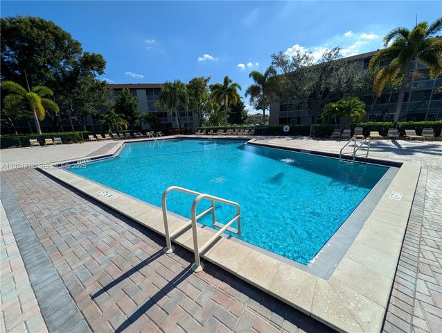850 SW 133rd Ter 202B, Pembroke Pines, FL 33027