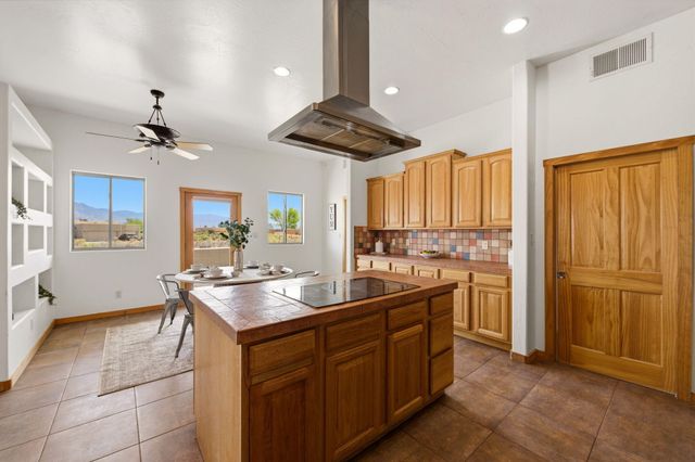 957 Camino Sin Pasada, Corrales, NM 87048