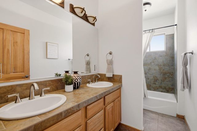 957 Camino Sin Pasada, Corrales, NM 87048