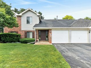 842 N Cross Creek Drive A1, Roselle, IL 60172