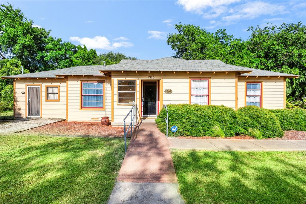 1316 Hall Street, Lancaster, TX 75134