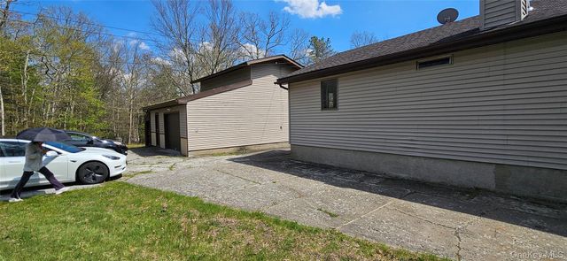 87 W Peenpack Trail, Sparrowbush, NY 12780