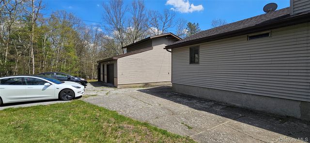 87 W Peenpack Trail, Sparrowbush, NY 12780