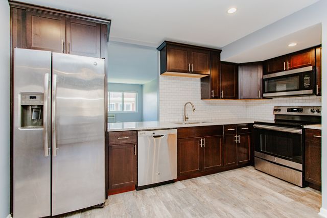 6827 W Raven Street 2L, Chicago, IL 60631