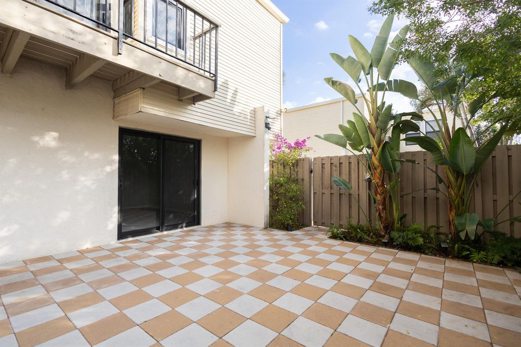 1640 Shaker Circle, Wellington, FL 33414