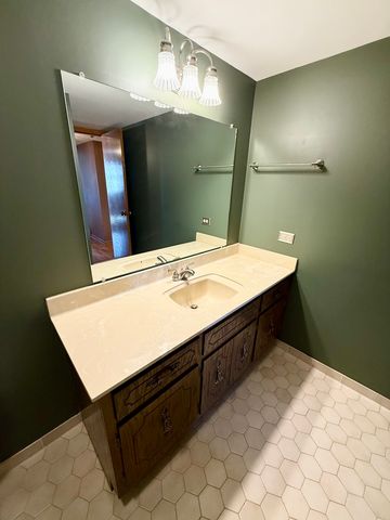 10420 Circle Drive 25B, Oak Lawn, IL 60453