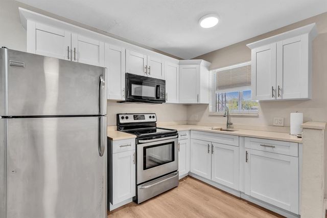 800 MOFFETT Street 3, Hallandale Beach, FL 33009