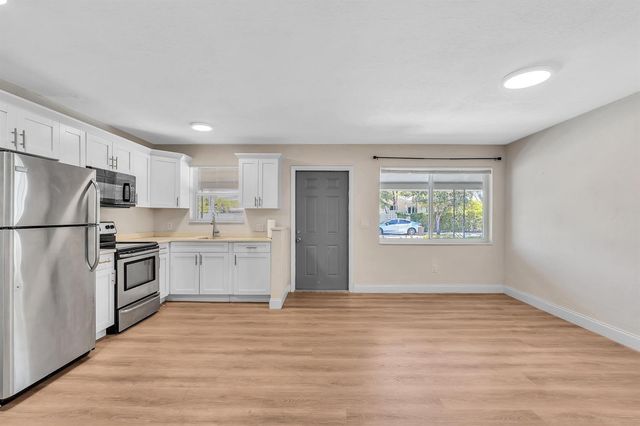 800 MOFFETT Street 3, Hallandale Beach, FL 33009