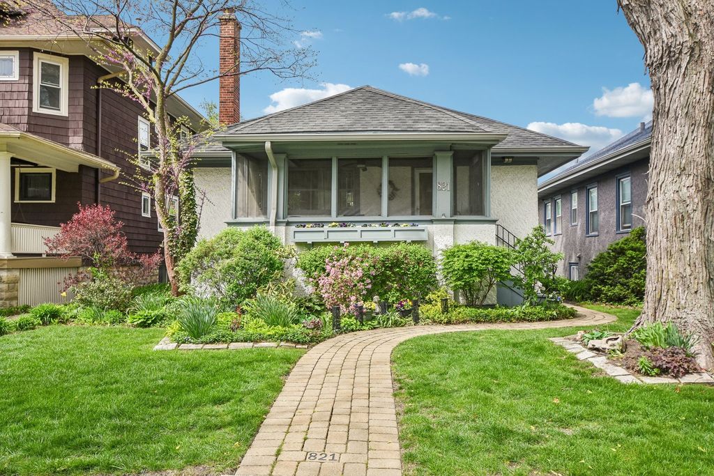 821 N Grove Avenue, Oak Park, IL 60302