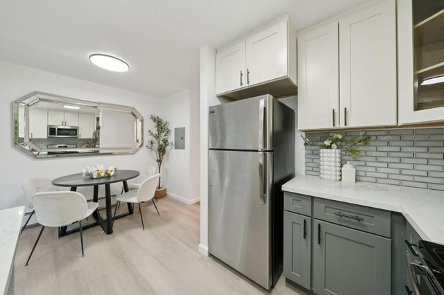 4028 Farm Hill Boulevard 5, Redwood City, CA 94061