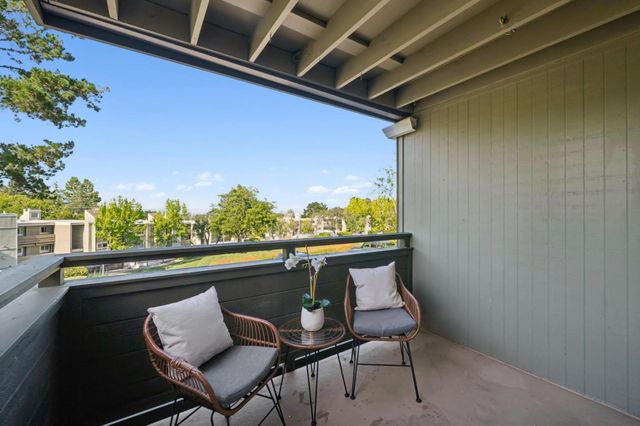 4028 Farm Hill Boulevard 5, Redwood City, CA 94061