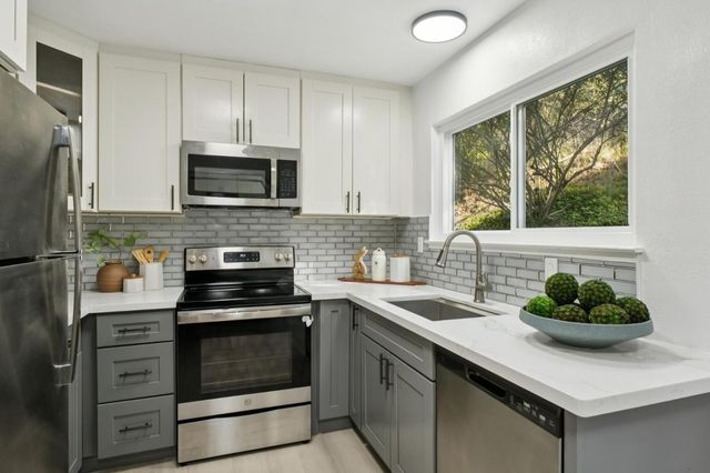 4028 Farm Hill Boulevard 5, Redwood City, CA 94061