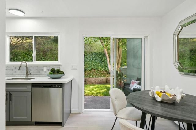 4028 Farm Hill Boulevard 5, Redwood City, CA 94061
