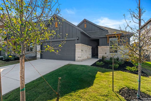 4040 Paddock Trl, Seguin, TX 78155