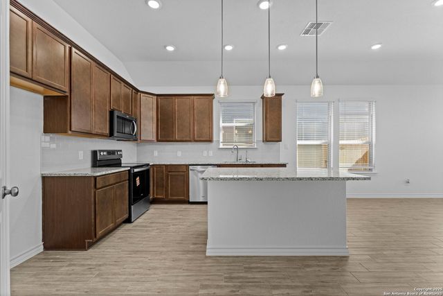 4040 Paddock Trl, Seguin, TX 78155