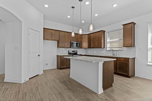 4040 Paddock Trl, Seguin, TX 78155