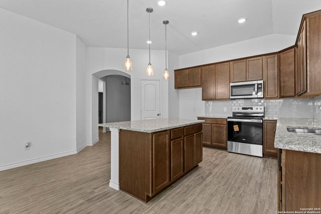 4040 Paddock Trl, Seguin, TX 78155