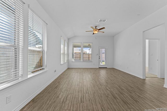 4040 Paddock Trl, Seguin, TX 78155