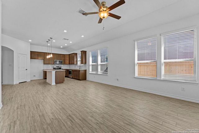 4040 Paddock Trl, Seguin, TX 78155