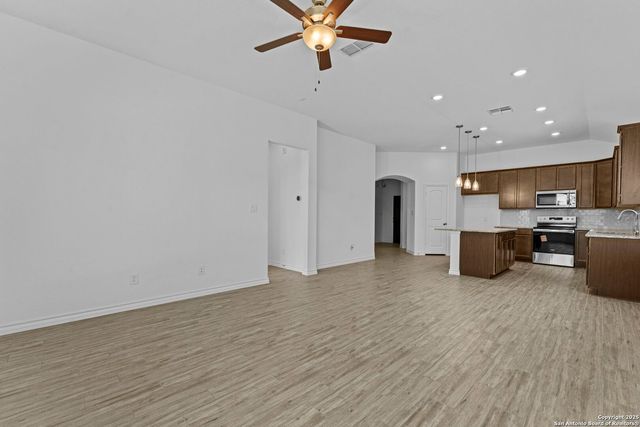 4040 Paddock Trl, Seguin, TX 78155