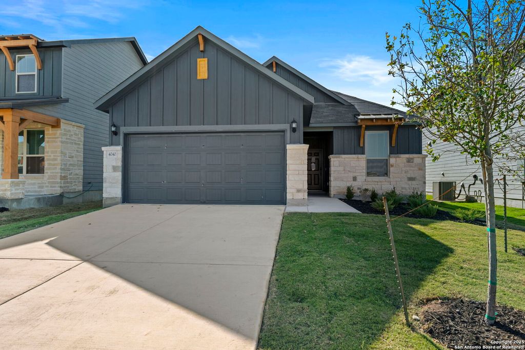 4040 Paddock Trl, Seguin, TX 78155