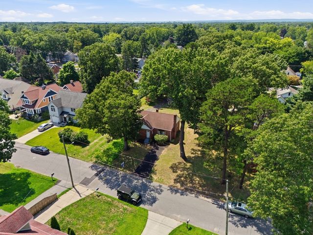 78 Wollaston St, Springfield, MA 01119