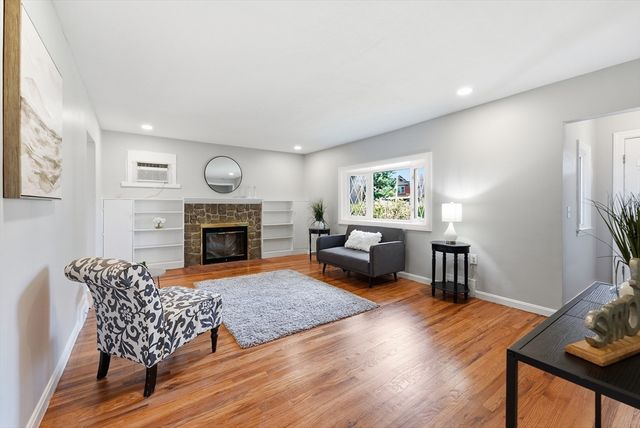 78 Wollaston St, Springfield, MA 01119