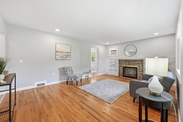 78 Wollaston St, Springfield, MA 01119