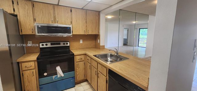 880 NE 207th Ter 104-10, Miami, FL 33179