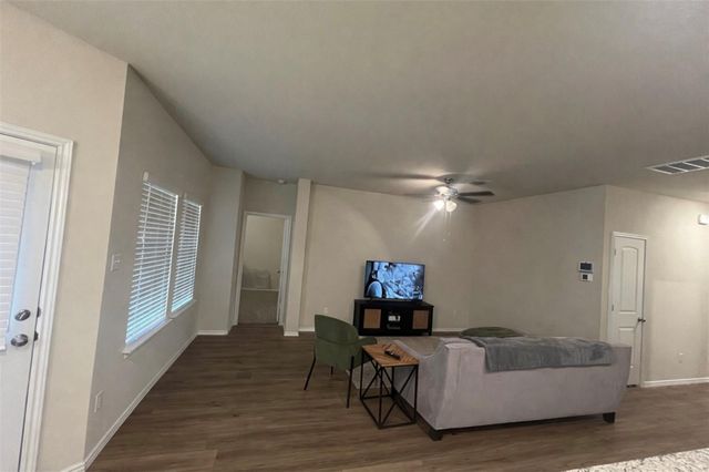 148 Pivot DR, Taylor, TX 76574