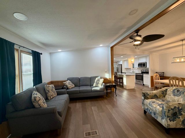 542 Oceanside Dr., Surfside Beach, SC 29575