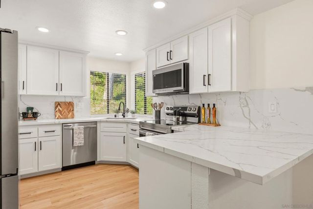 12855 Via Moura, San Diego, CA 92128
