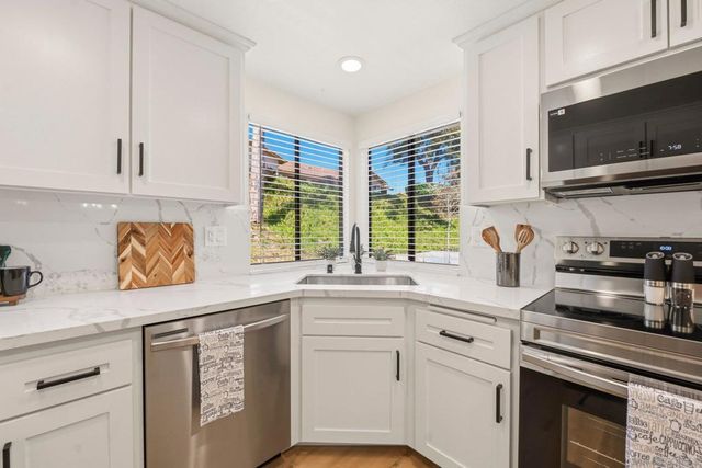 12855 Via Moura, San Diego, CA 92128