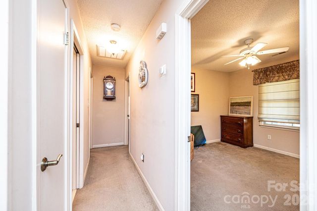 1070 S College Avenue, Newton, NC 28658