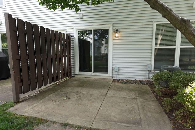 1070 Woodhill Court, Elgin, IL 60120
