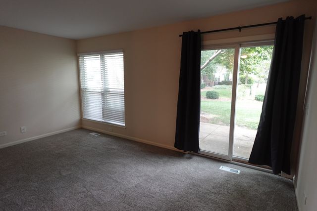 1070 Woodhill Court, Elgin, IL 60120