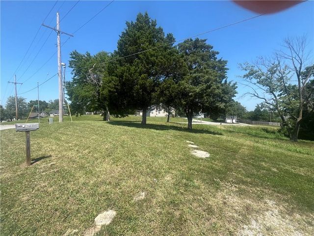 6217 NW Roanridge Road, Kansas City, MO 64151