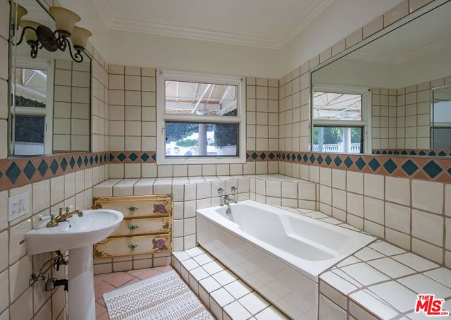 3780 Multiview Drive, Los Angeles, CA 90068