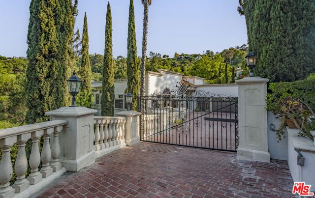 3780 Multiview Drive, Los Angeles, CA 90068