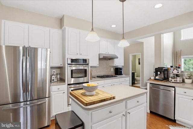 1042 SILVER MAPLE CIR, Seven Valleys, PA 17360