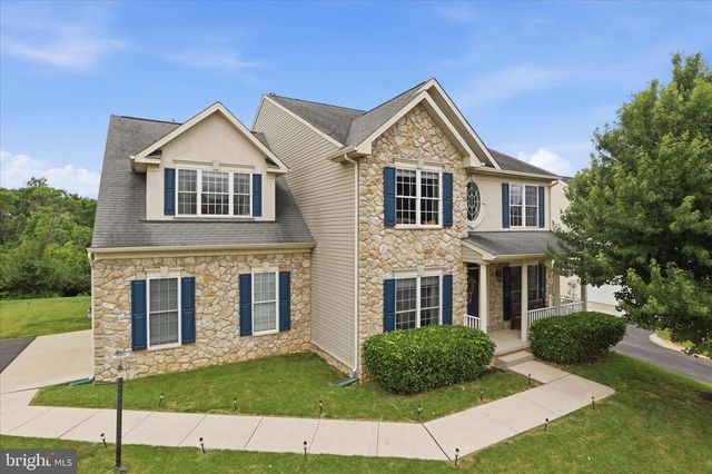 1042 SILVER MAPLE CIR, Seven Valleys, PA 17360