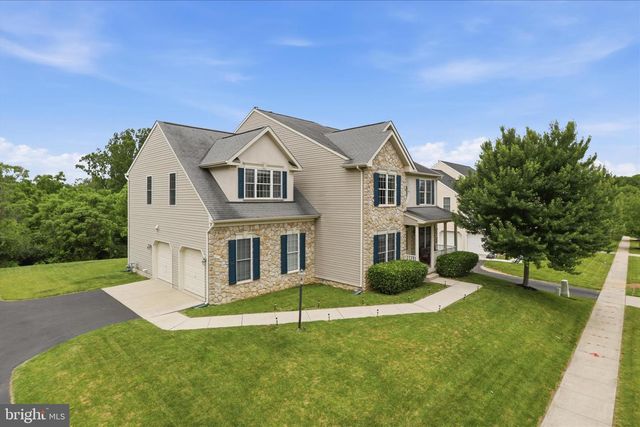 1042 SILVER MAPLE CIR, Seven Valleys, PA 17360