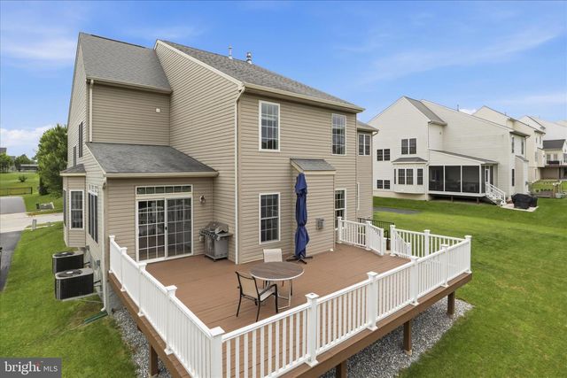 1042 SILVER MAPLE CIR, Seven Valleys, PA 17360