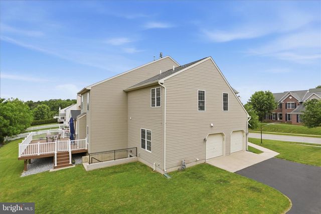 1042 SILVER MAPLE CIR, Seven Valleys, PA 17360