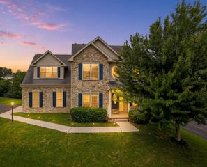 1042 SILVER MAPLE CIR, Seven Valleys, PA 17360