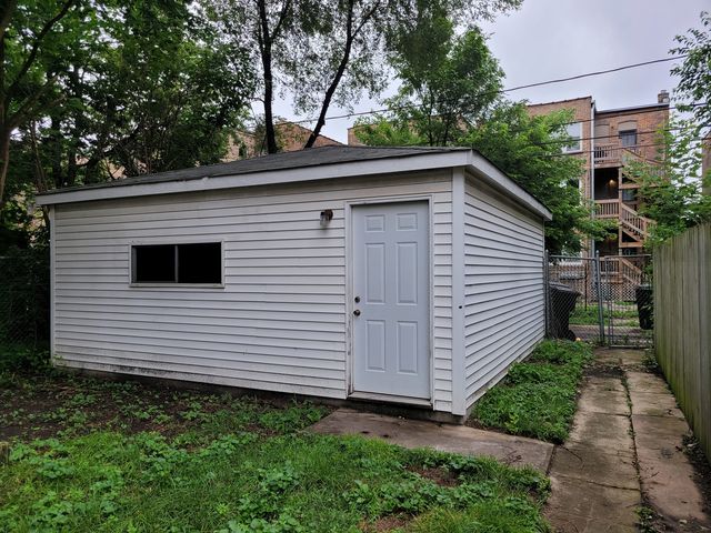 8617 S Bennett Avenue, Chicago, IL 60617