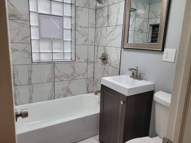 8617 S Bennett Avenue, Chicago, IL 60617