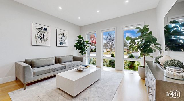 6644 N Knox Avenue, Lincolnwood, IL 60712