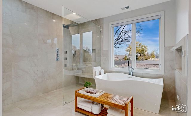 6644 N Knox Avenue, Lincolnwood, IL 60712