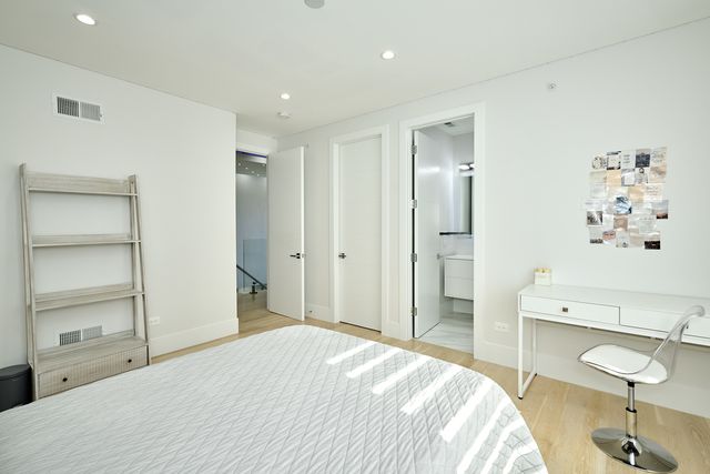 6644 N Knox Avenue, Lincolnwood, IL 60712